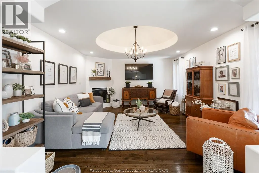 1049 WOODLAND