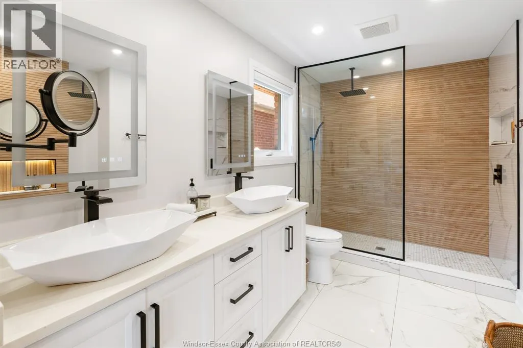 1049 WOODLAND