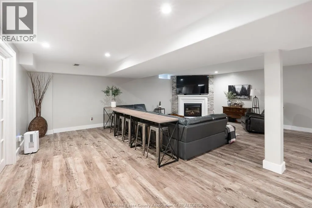 1049 WOODLAND