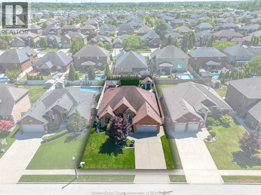 1049 WOODLAND