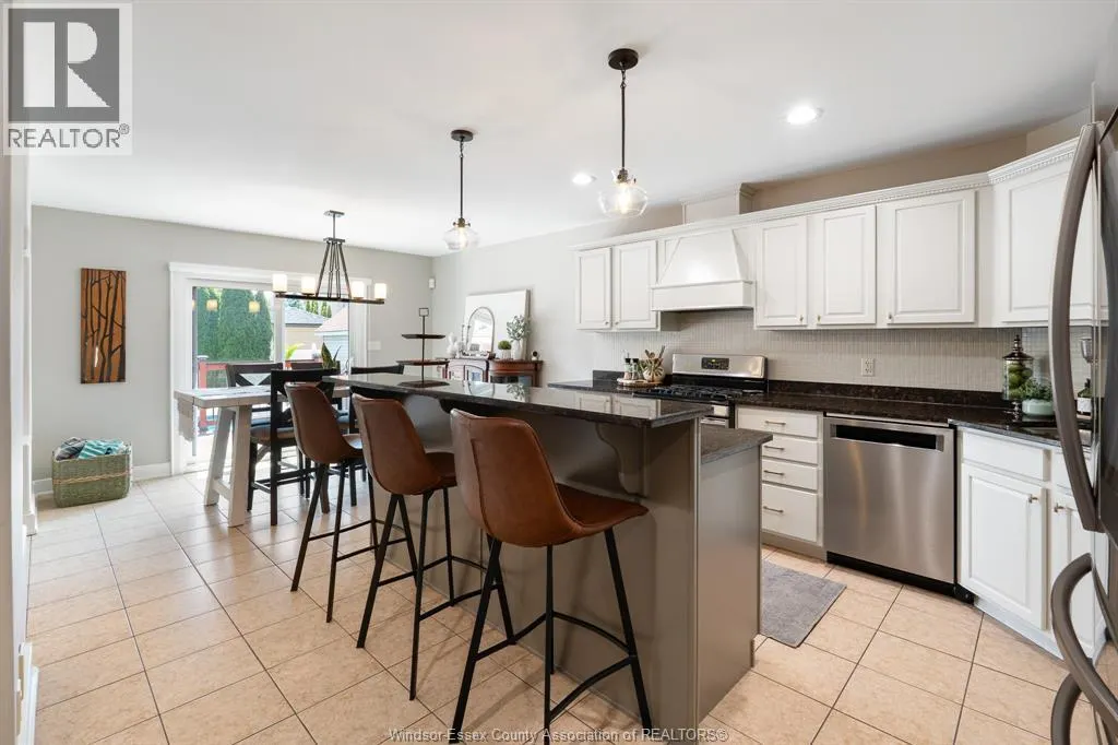 1049 WOODLAND