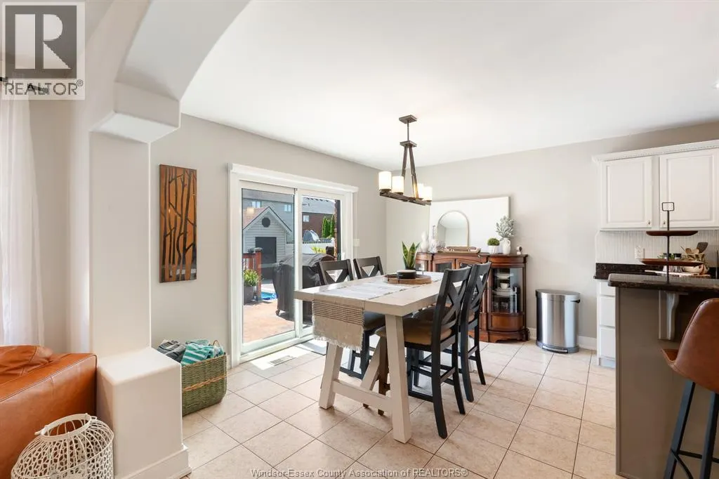 1049 WOODLAND