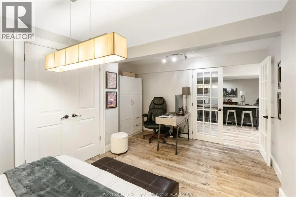1049 WOODLAND