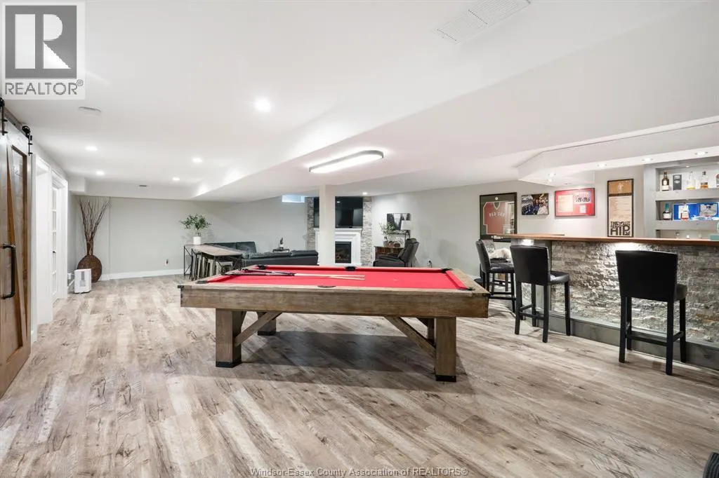 1049 WOODLAND