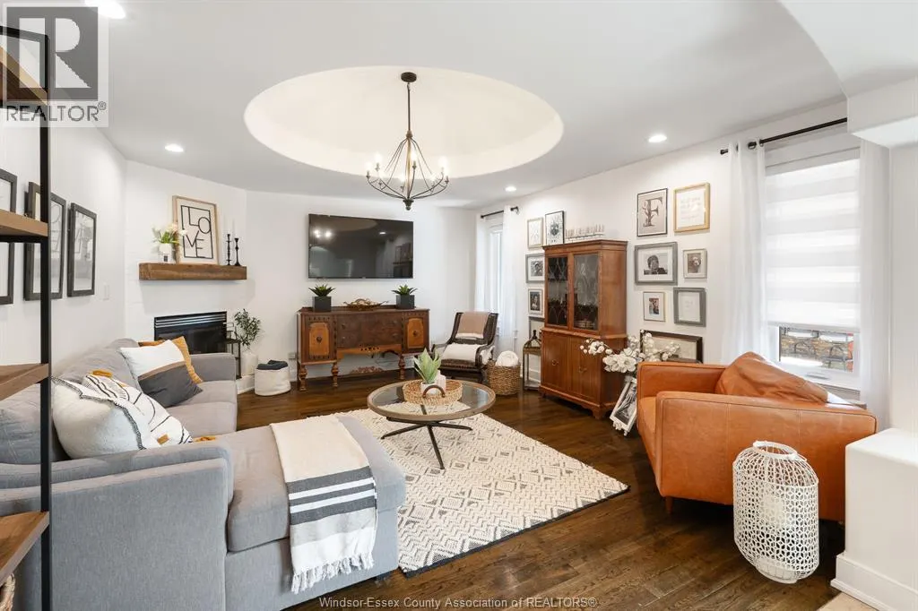 1049 WOODLAND