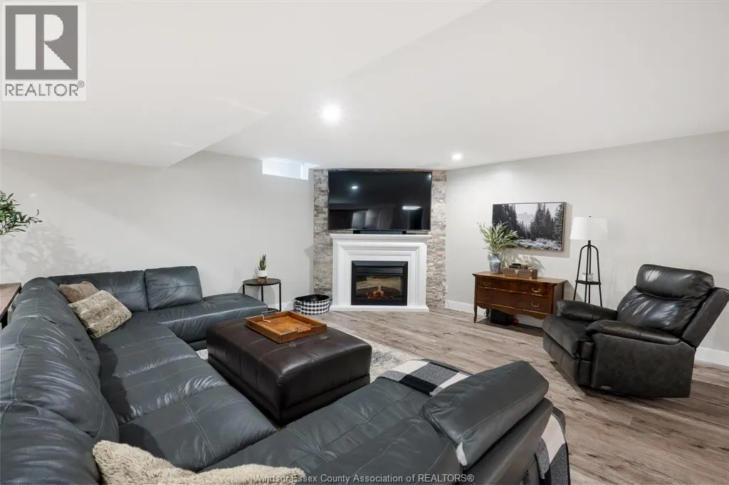 1049 WOODLAND