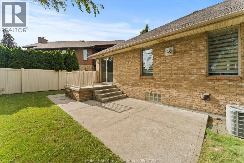 2805 MANGIN CRESCENT