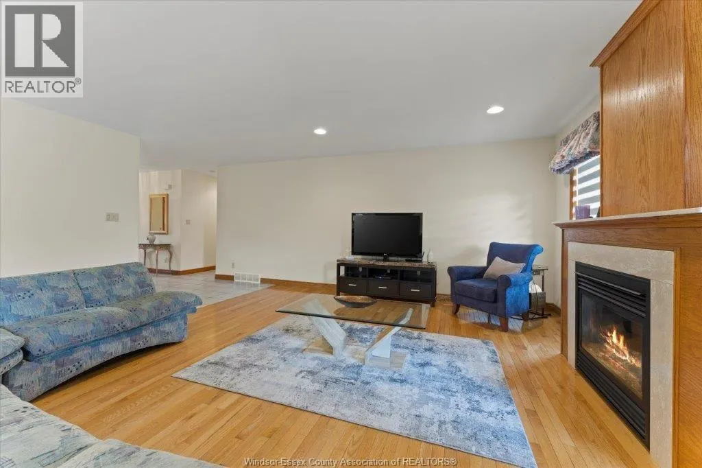 2805 MANGIN CRESCENT