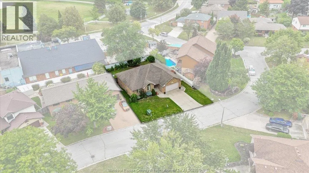 2805 MANGIN CRESCENT