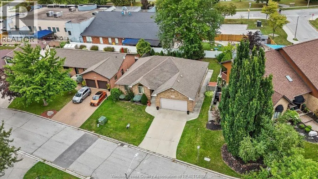 2805 MANGIN CRESCENT