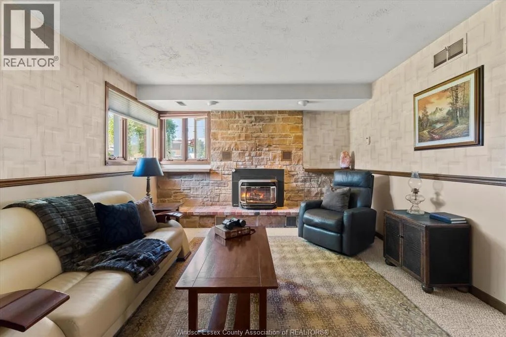 444 Oak STREET East
