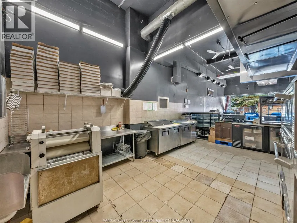 3857 WYANDOTTE STREET East Unit# 2