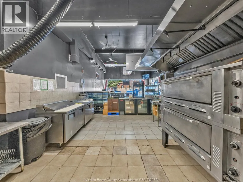 3857 WYANDOTTE STREET East Unit# 2