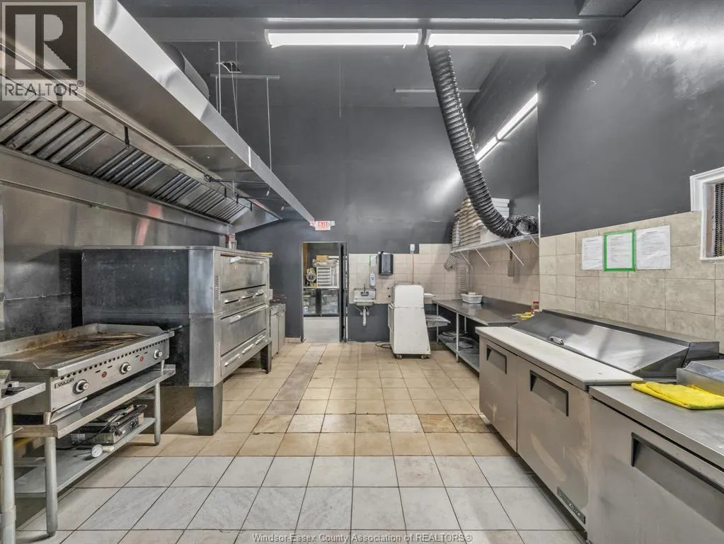 3857 WYANDOTTE STREET East Unit# 2