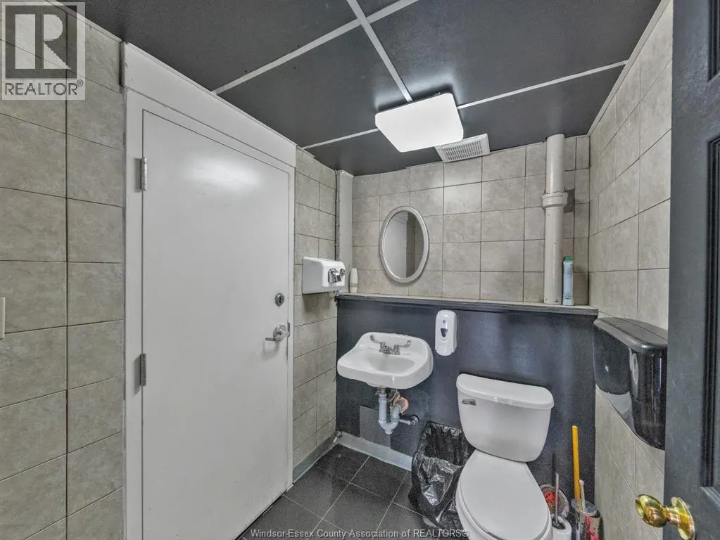 3857 WYANDOTTE STREET East Unit# 2