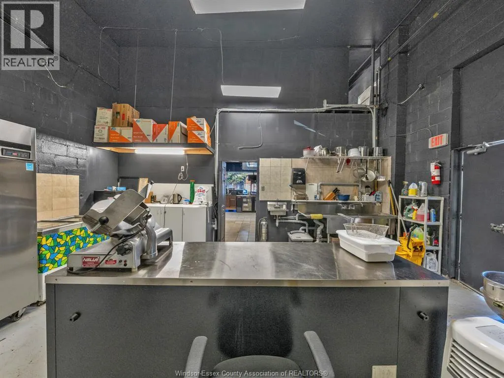 3857 WYANDOTTE STREET East Unit# 2