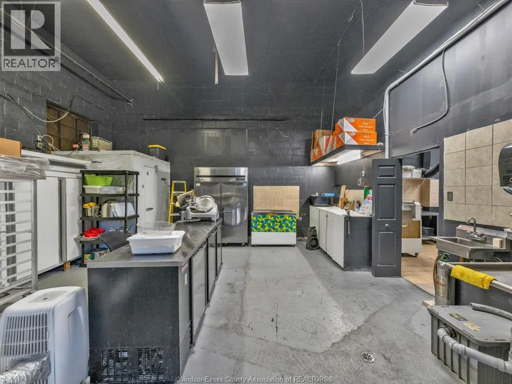 3857 WYANDOTTE STREET East Unit# 2