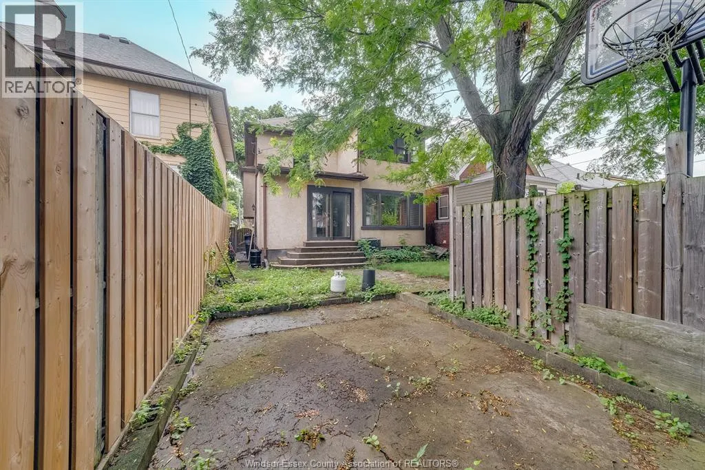 1037 WINDERMERE ROAD