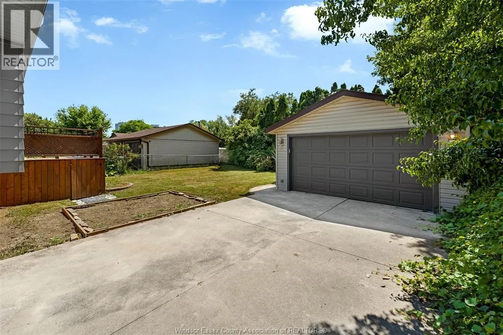 2977 FOREST GLADE