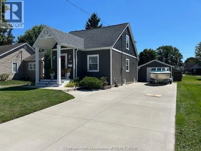 48 tweedsmuir AVENUE East