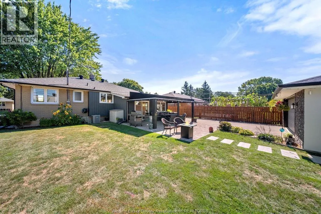 3189 Woodlawn AVENUE