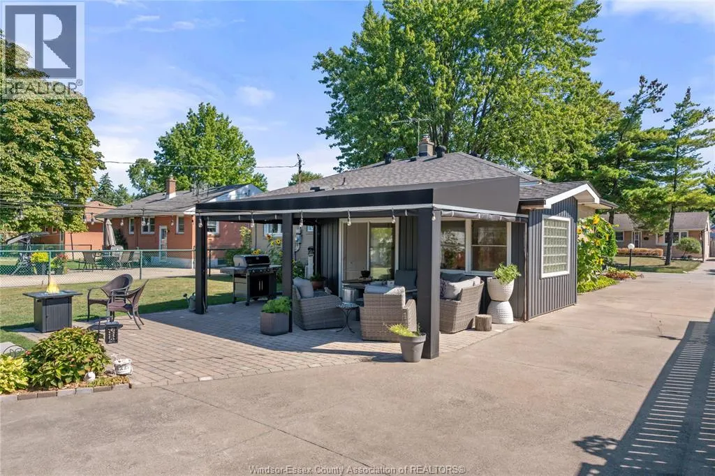 3189 Woodlawn AVENUE