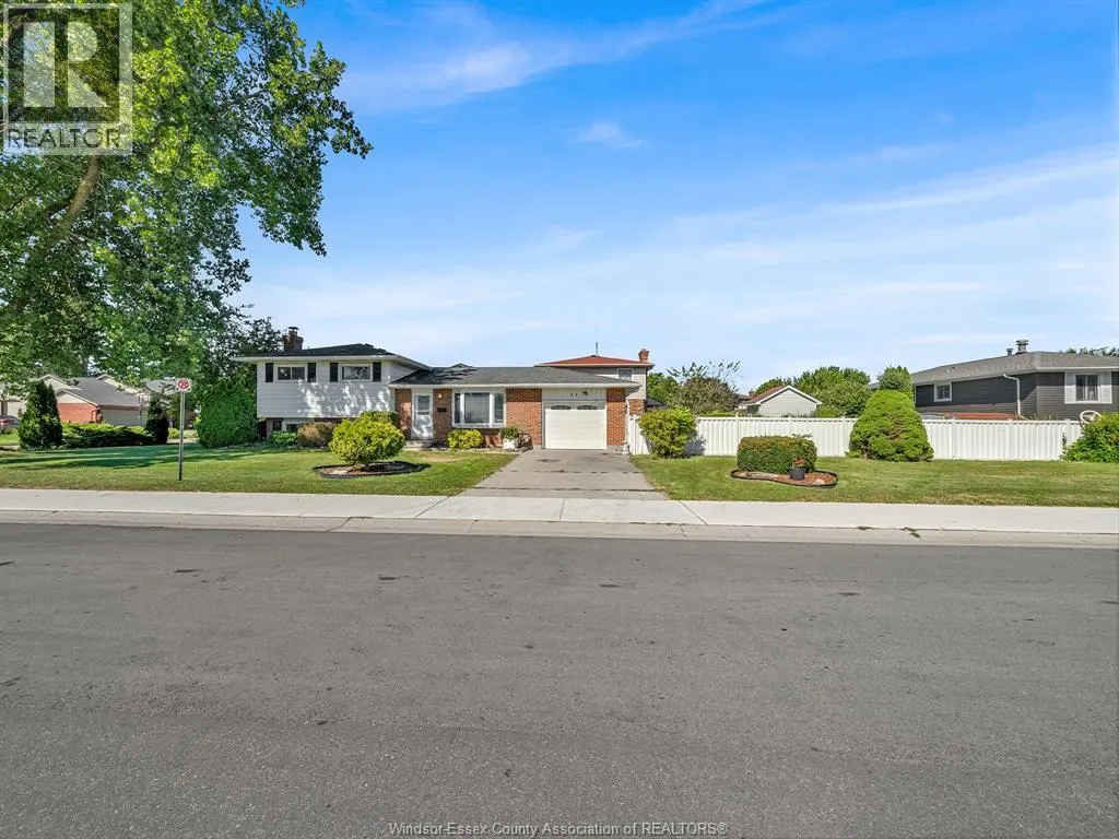 23 Camelot AVENUE