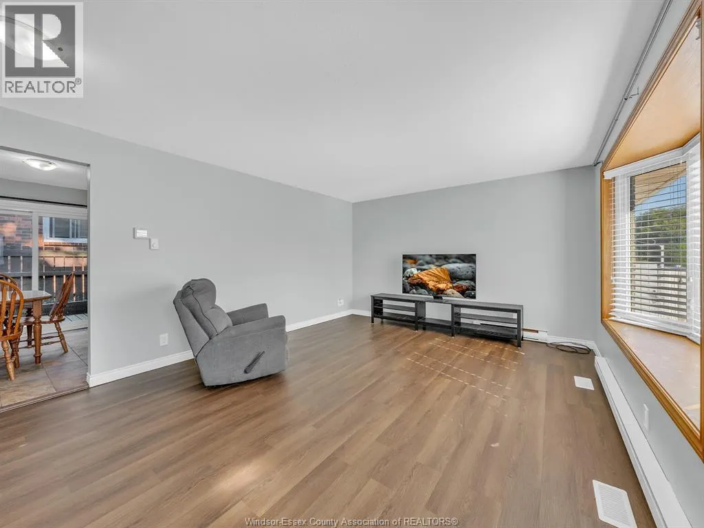 23 Camelot AVENUE