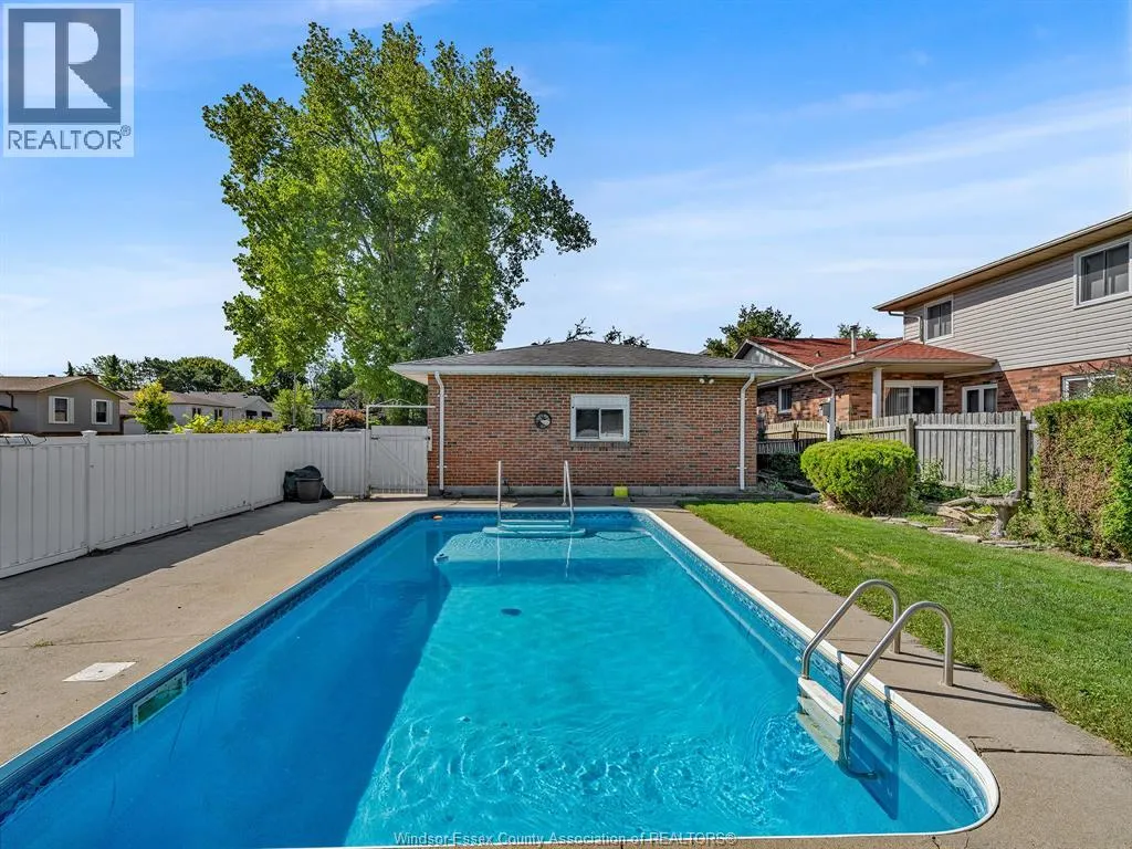 23 Camelot AVENUE