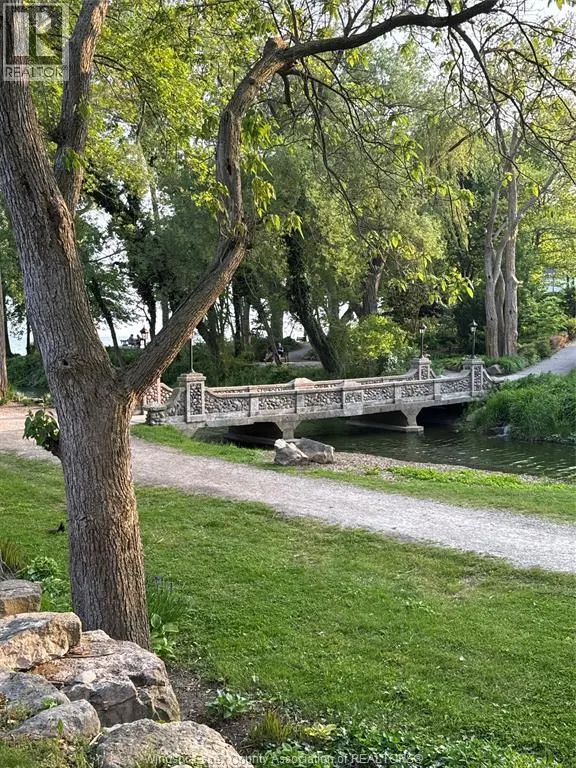 12 LAKESIDE CR
