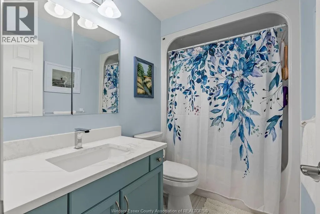 12 LAKESIDE CR
