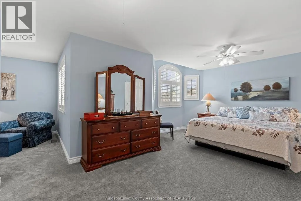12 LAKESIDE CR