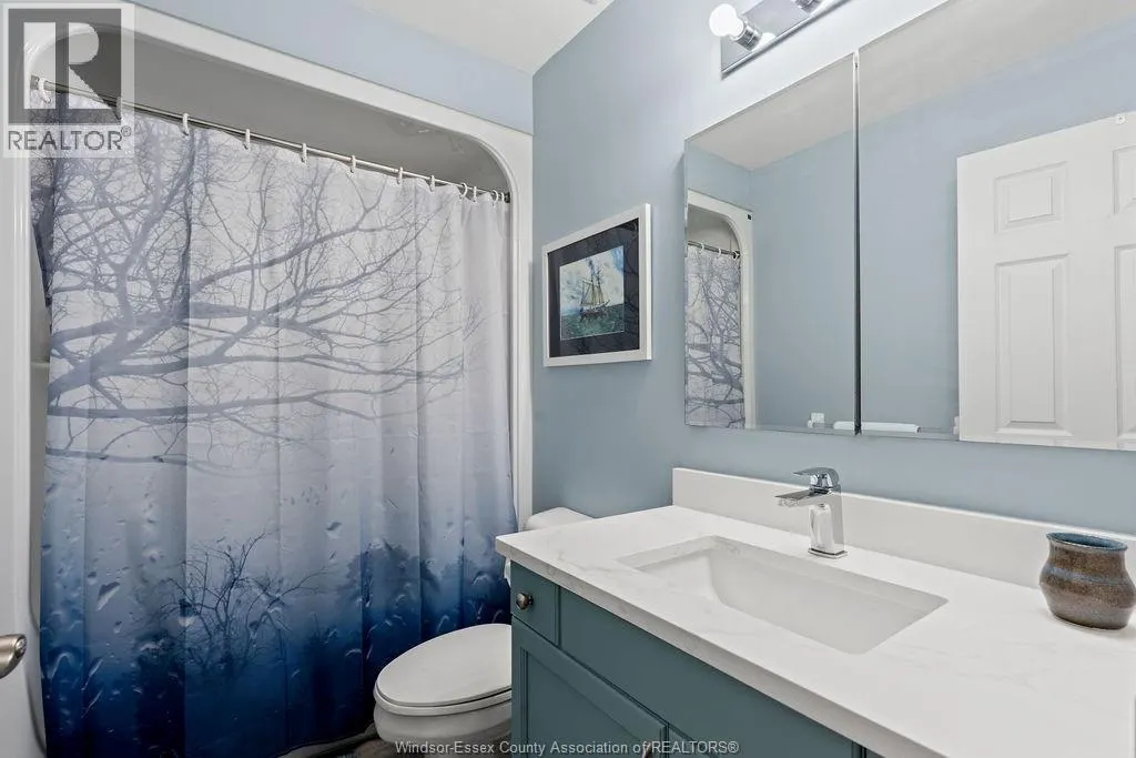 12 LAKESIDE CR