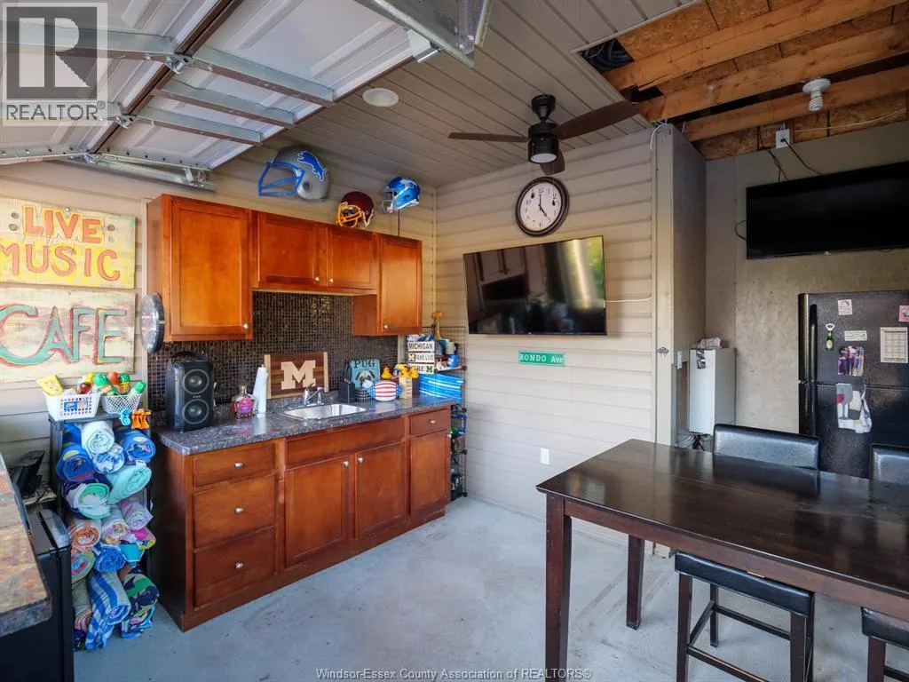 1368 EMMA STREET