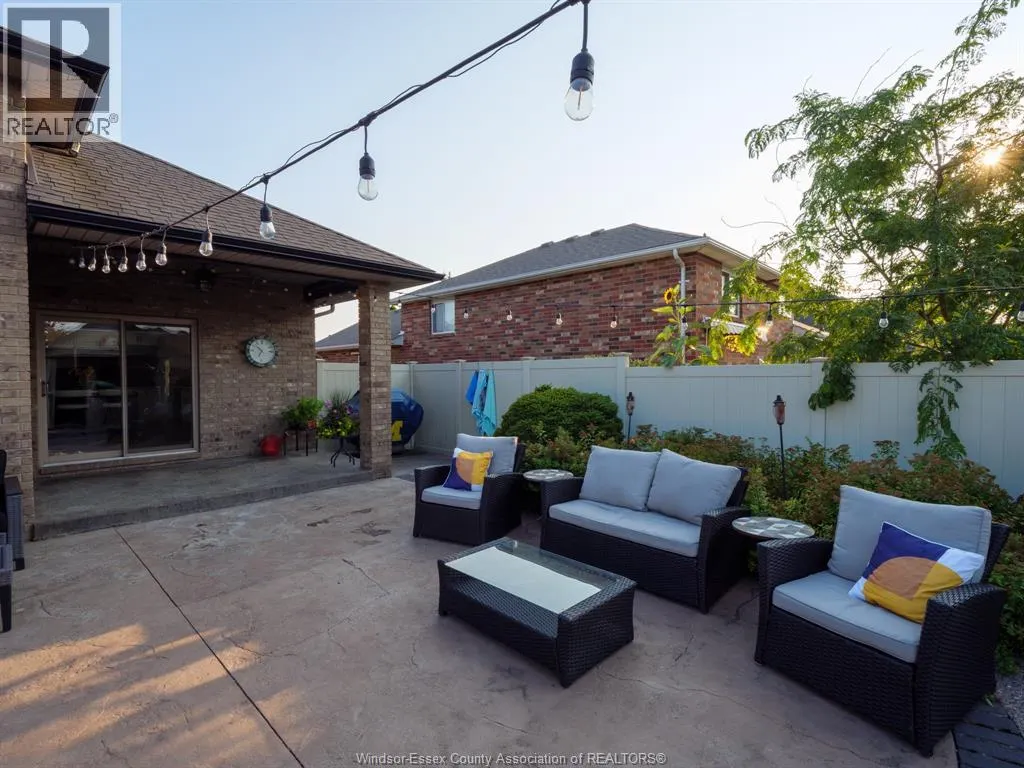 1368 EMMA STREET