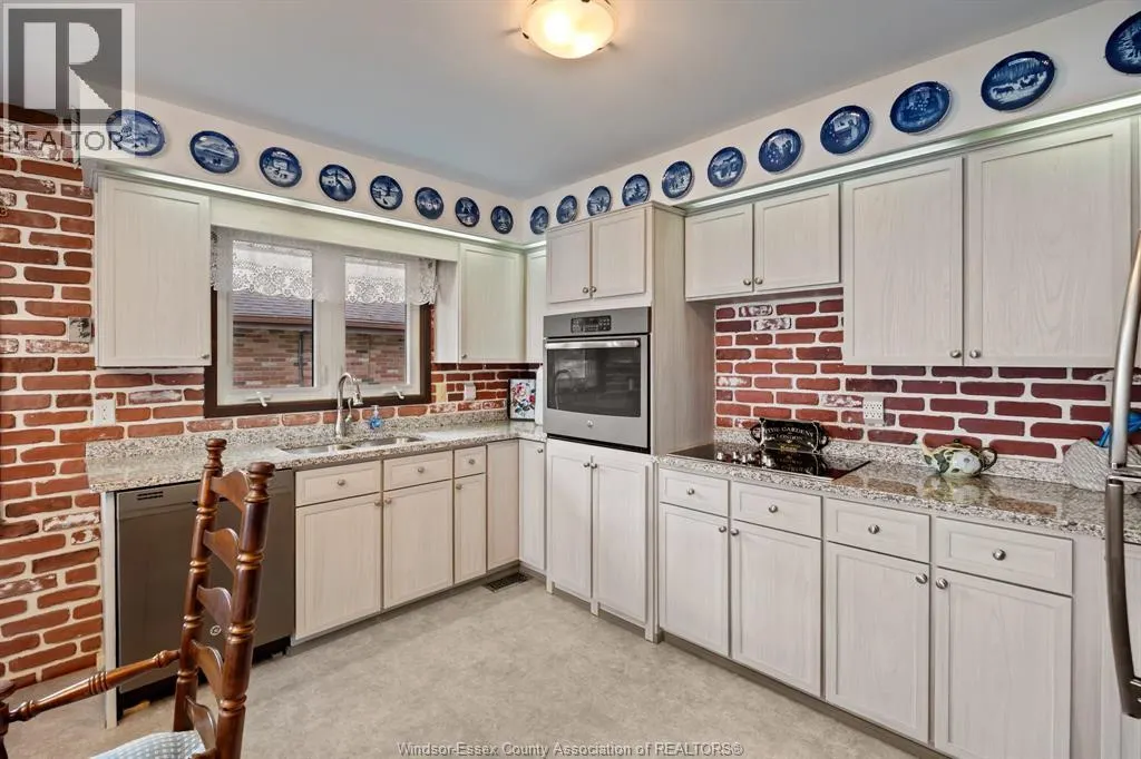 405 LAKEVIEW DRIVE