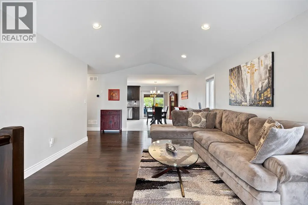 2908 MCROBBIE CRESCENT