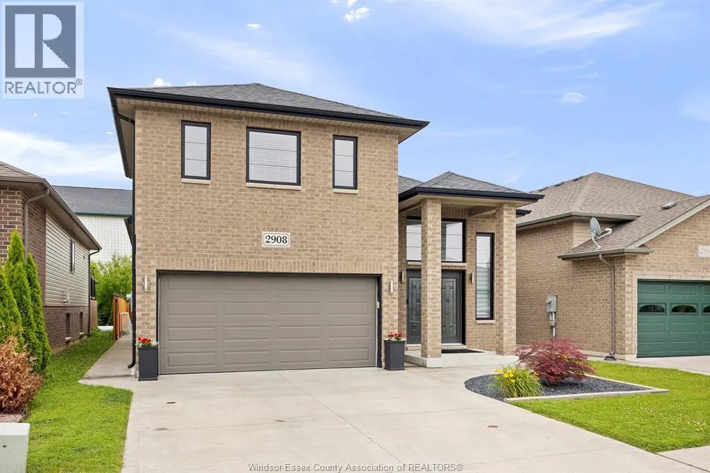 2908 MCROBBIE CRESCENT