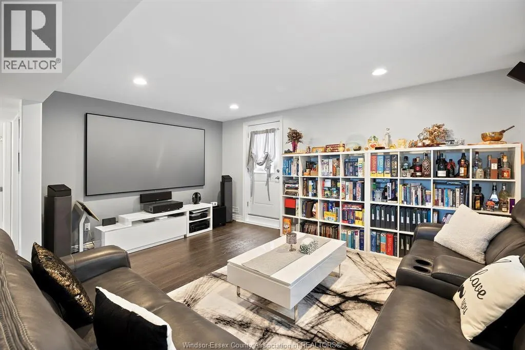 2908 MCROBBIE CRESCENT