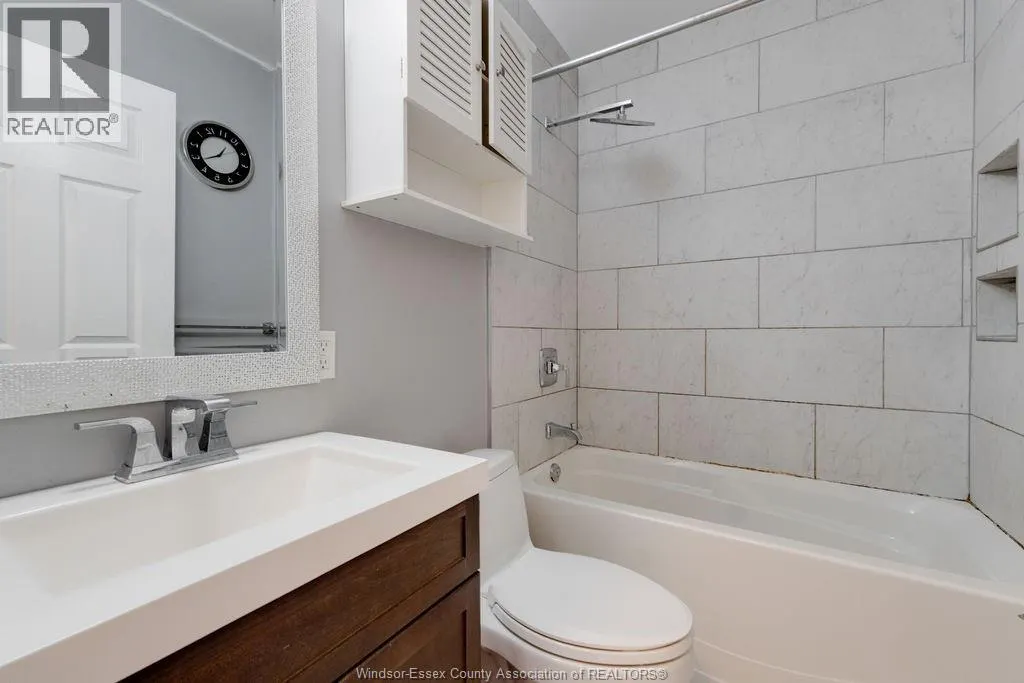 1586 VICTORIA Unit# LOWER