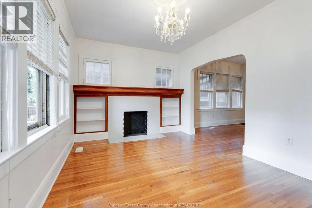 1586 VICTORIA Unit# LOWER