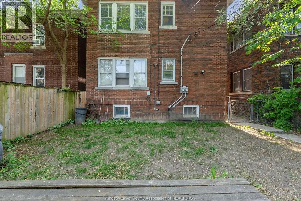 1586 VICTORIA Unit# LOWER