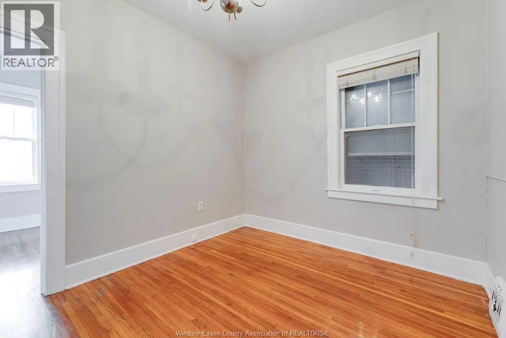 1586 VICTORIA Unit# LOWER