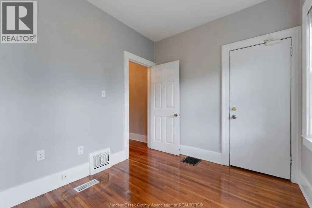 1586 VICTORIA Unit# LOWER