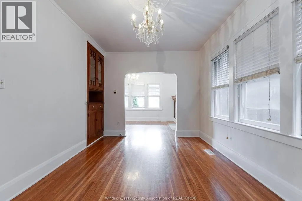 1586 VICTORIA Unit# LOWER