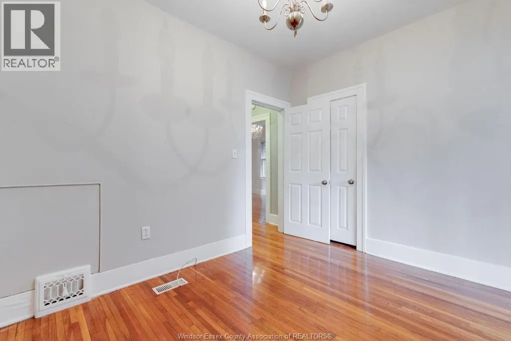 1586 VICTORIA Unit# LOWER