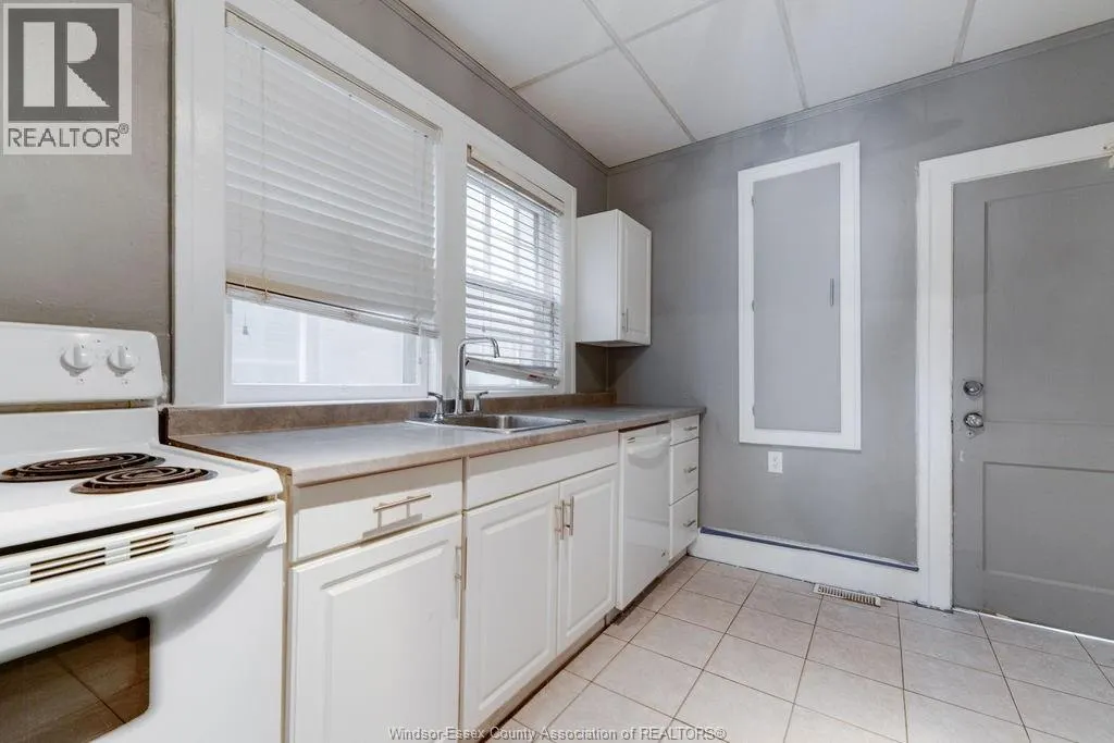 1586 VICTORIA Unit# LOWER