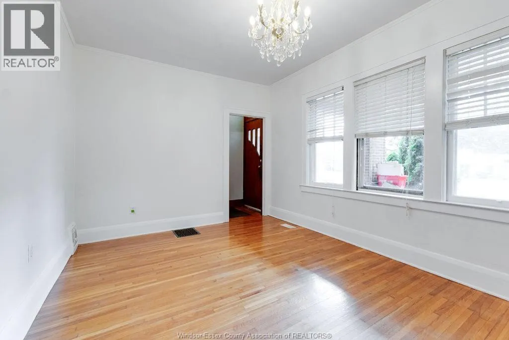 1586 VICTORIA Unit# LOWER