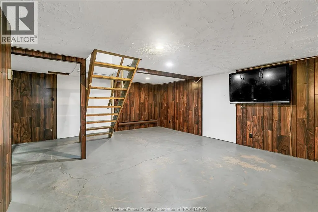 1366 BAYSWATER CRESCENT