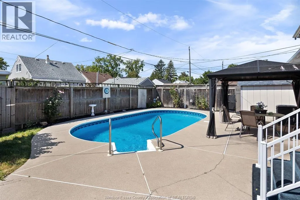 1543 REDWOOD AVENUE